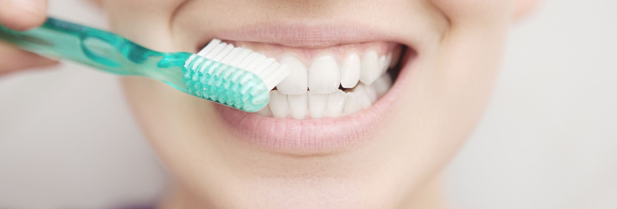 Come si lavano i denti? Ecco i consigli di Brush per un’igiene orale efficace!