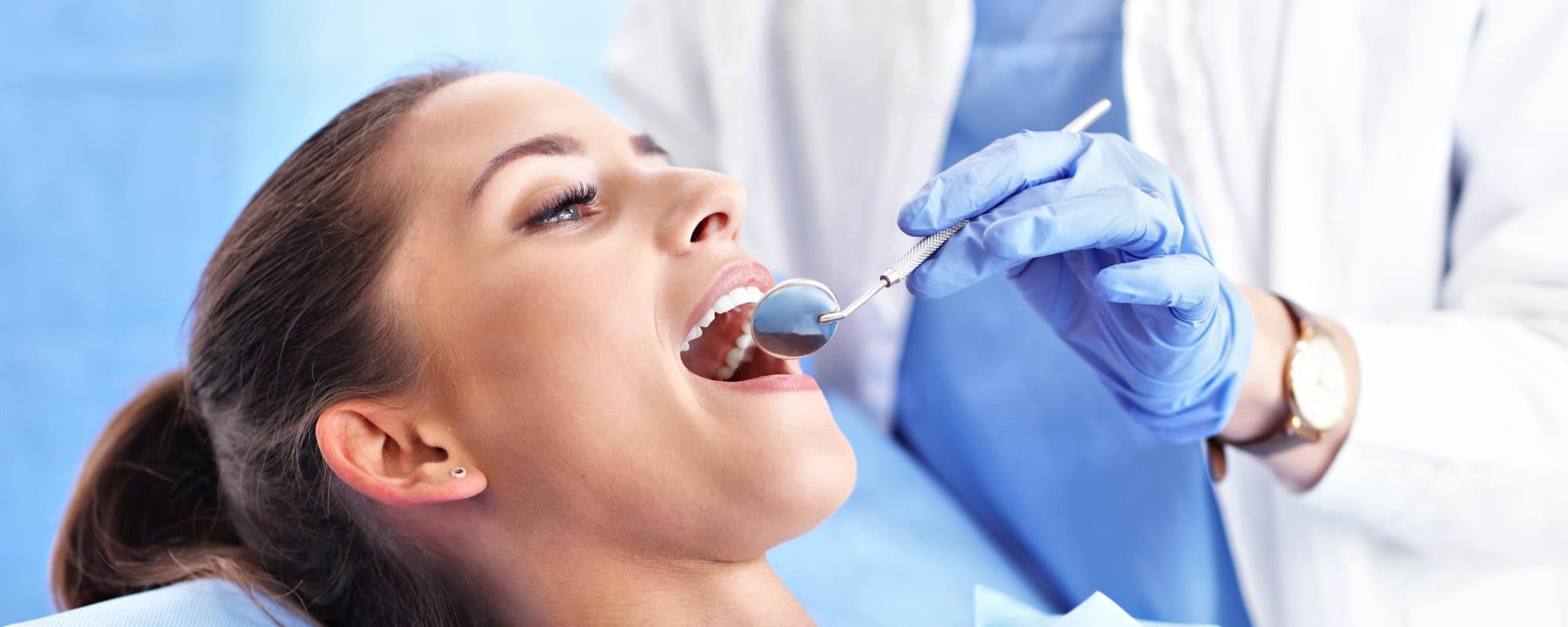 La carie dentale negli adulti: cause, rimedi, trattamenti e fattori di rischio
